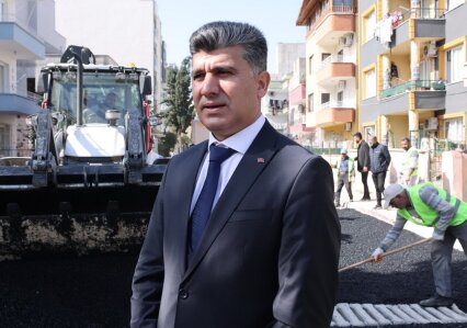 AKDENİZ KAYMAKAMI VE BELEDİYE BAŞKAN VEKİLİ ZEYİT ŞENER, YENİMAHALLE’DE  ASFALTLAMA ÇALIŞMALARINI DENETLEDİ