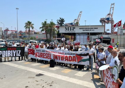 Mersin’de VELA Gemisi Protesto Edildi: “Katil İsrail’e Yük Taşıyan Gemileri Limanlarımızda İstemiyoruz”