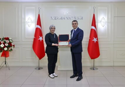 VALİ ATİLLA TOROS HEMŞİRE GÖNÜL DANACI’YI ÖDÜLLENDİRDİ