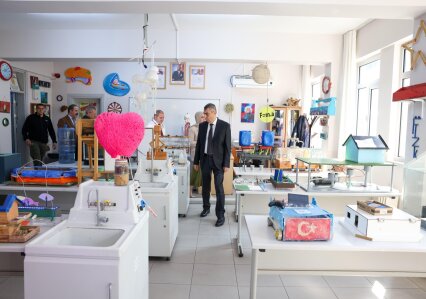 Mersin Valisi Atilla Toros Özel Şişecam Mesleki ve Teknik Anadolu Lisesini ziyaret etti.