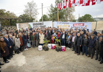 Mersin Büyükşehir Belediyesi Erdemli’de Bal Sağım Çadırı Ve Ceviz Fidanı Dağıtımı Gerçekleştirdi