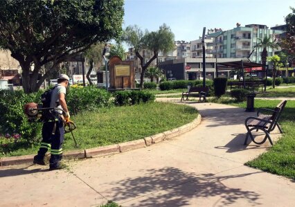 AKDENİZ’İN PARK VE YEŞİL ALANLARI YENİLENİYOR