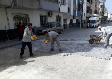 AKDENİZ’DE SOKAKLAR VE PARKLAR YENİLENİYOR