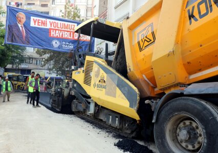 AKDENİZDE ÖMRÜNÜ TAMAMLAYAN PARKE TAŞLARININ YERİNİ SICAK ASFALT ALDI