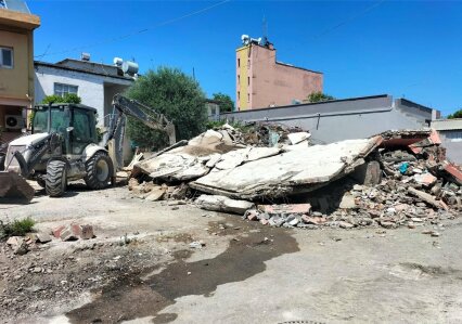 AKDENİZ’DE METRUK YAPILARIN YIKIMI ARALIKSIZ SÜRÜYOR