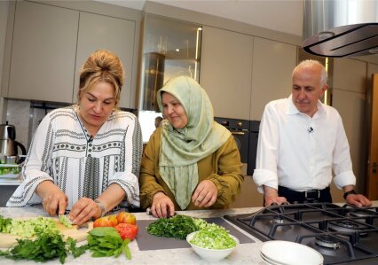 TÜRK YEMEKLERİ UZMANI SAHRAP SOYSAL MERSİN'DE