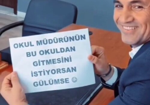 Mersin'de Okul Müdüründen Gülümseten Kadınlar Günü Kutlaması