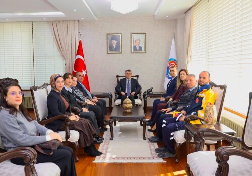 Mersin Valisi Atilla Toros, 14 Mart Tıp Bayramı vesilesiyle İl Sağlık Müdürü V. Uzm. Dr. İbrahim Akça ve beraberindeki heyet ile görüştü.