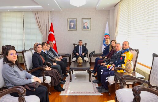 Mersin Valisi Atilla Toros, 14 Mart Tıp Bayramı vesilesiyle İl Sağlık Müdürü V. Uzm. Dr. İbrahim Akça ve beraberindeki heyet ile görüştü.