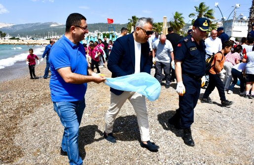 Silifke’de Deniz Dibi ve Sahil Temizliği Etkinliğiyle Kirliliğe Dikkat Çekildi