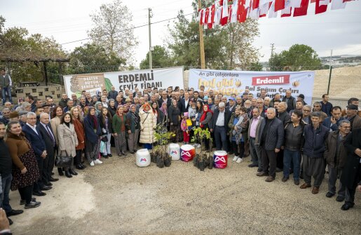 Mersin Büyükşehir Belediyesi Erdemli’de Bal Sağım Çadırı Ve Ceviz Fidanı Dağıtımı Gerçekleştirdi