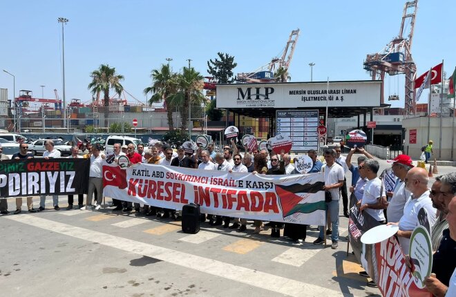 Mersin’de VELA Gemisi Protesto Edildi: “Katil İsrail’e Yük Taşıyan Gemileri Limanlarımızda İstemiyoruz”