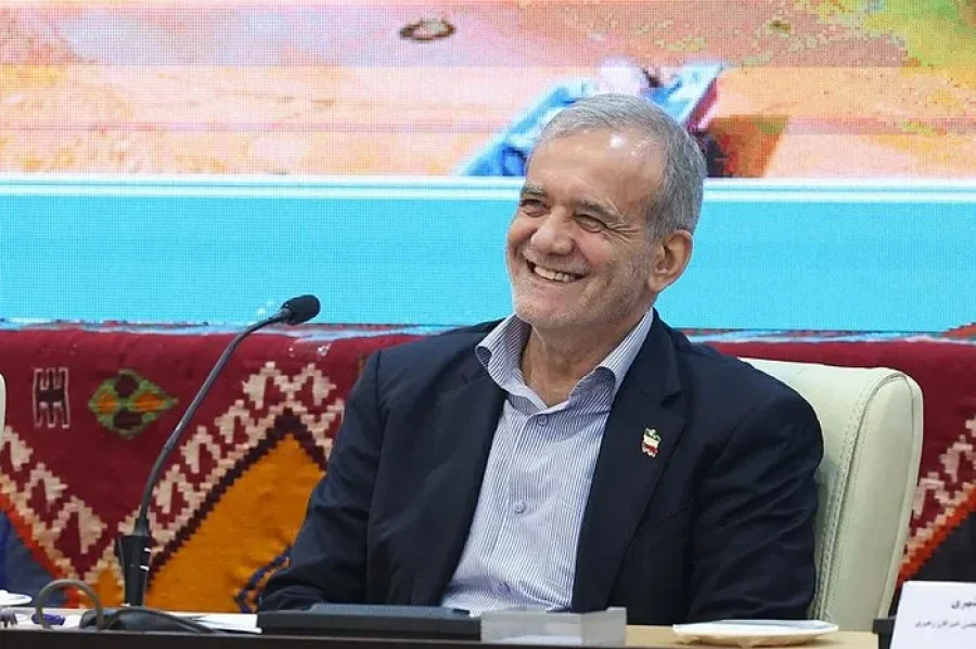 İran Cumhurbaşkanı Türkçe şiir okurken uyarıldı: Salondan alkışlarla destek geldi