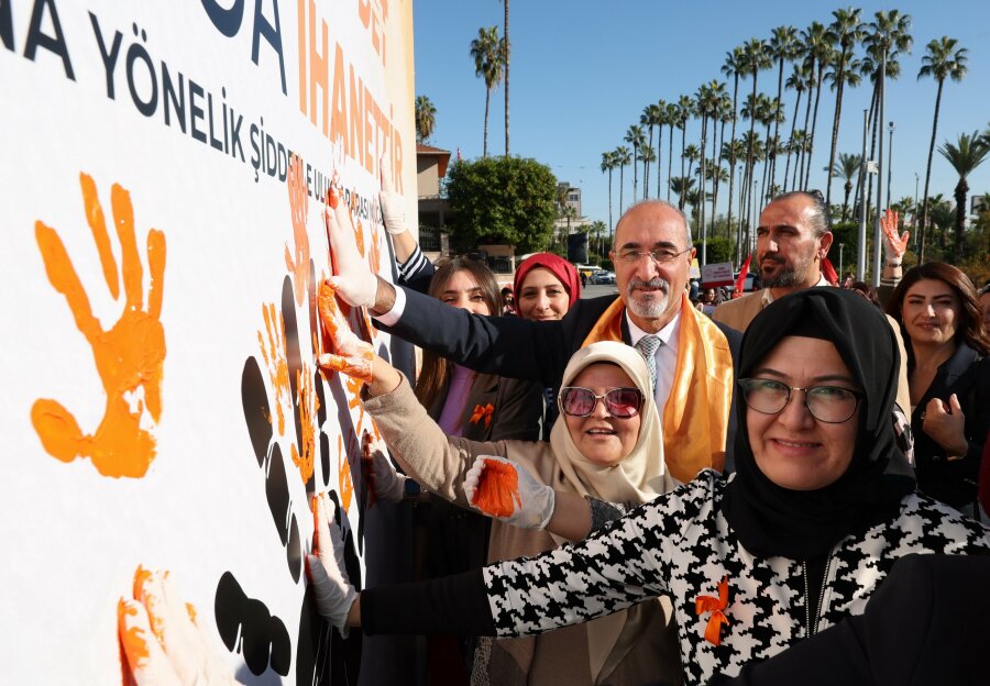 MERSİN’DE KADINA YÖNELİK ŞİDDETE KARŞI FARKINDALIK YÜRÜYÜŞÜ