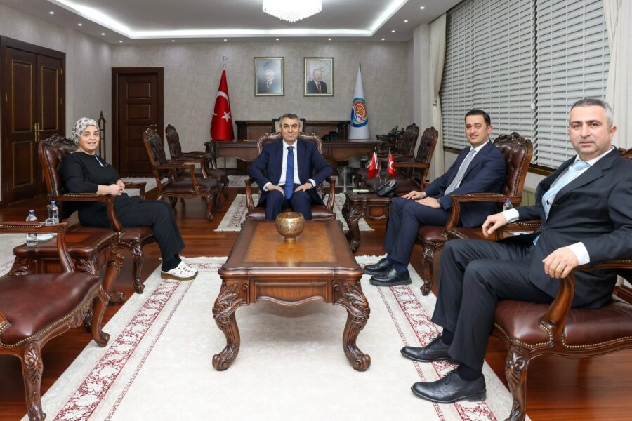 VALİ ATİLLA TOROS HEMŞİRE GÖNÜL DANACI’YI ÖDÜLLENDİRDİ