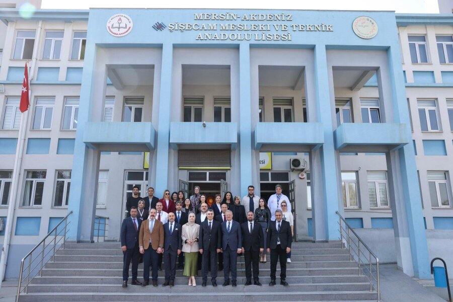 Mersin Valisi Atilla Toros Özel Şişecam Mesleki ve Teknik Anadolu Lisesini ziyaret etti.