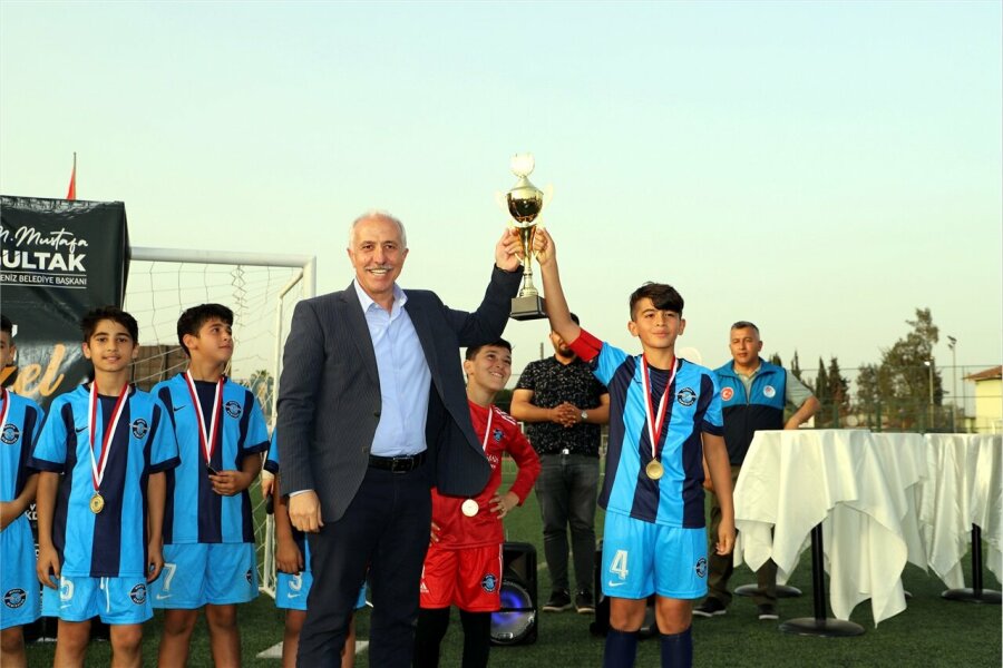AKDENİZ BELEDİYESİ 23 NİSAN FUTBOL TURNUVASININ KAZANANLARI KUPALARINI ALDI