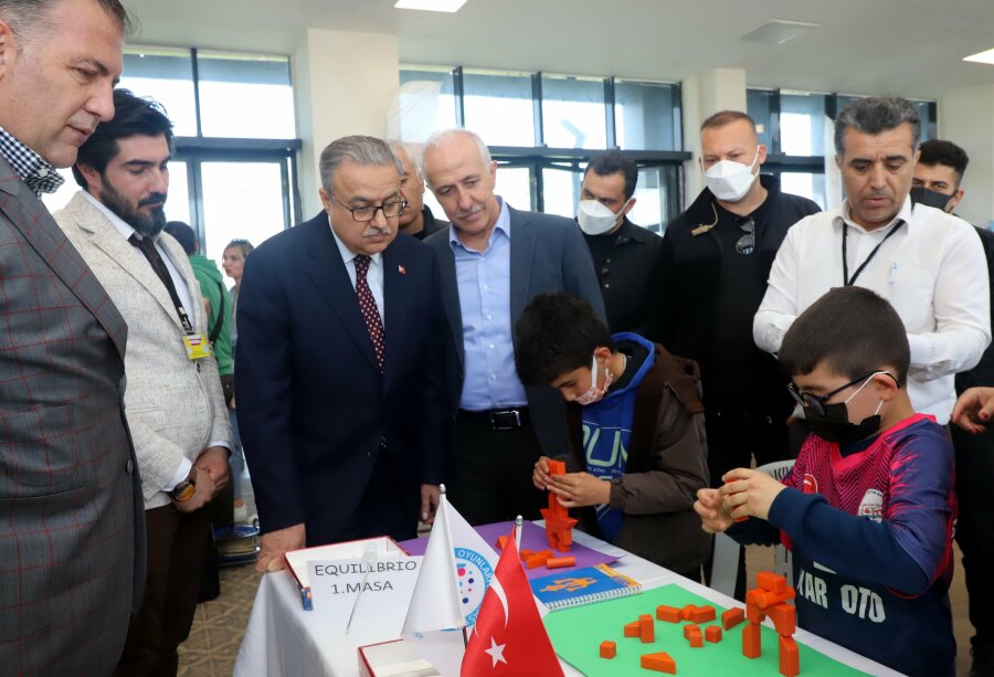 AKIL VE ZEKÂ OYUNLARI TURNUVASININ KAZANANLARI ÖDÜLLERİNİ ALDI