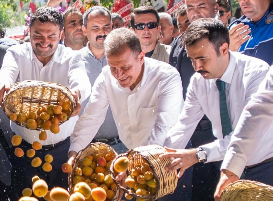 ‘60. Mut Karacaoğlan Kayısı Kültür ve Sanat Festivali’ Başladı