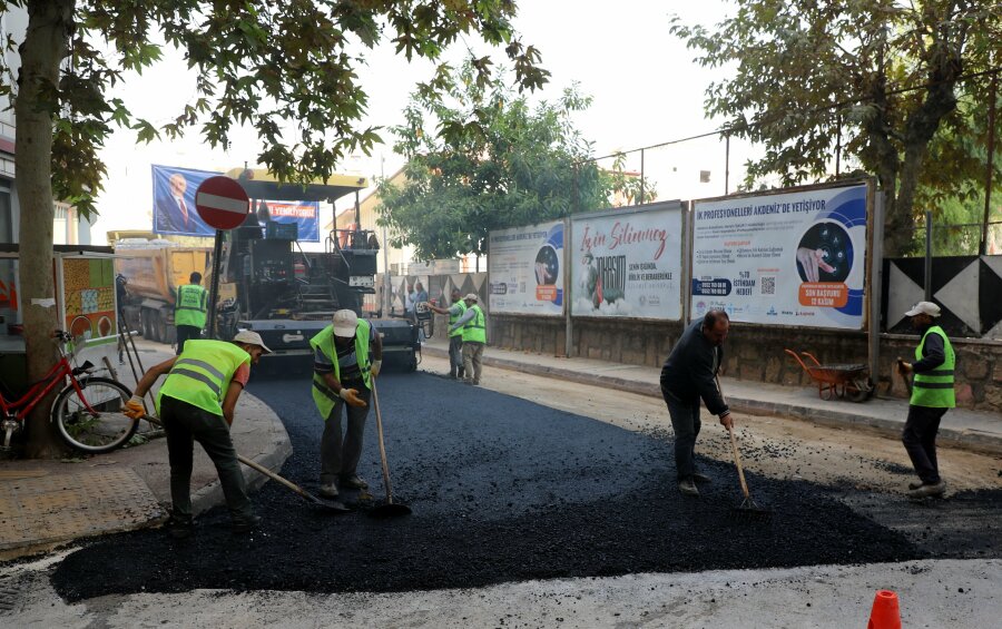 AKDENİZDE ÖMRÜNÜ TAMAMLAYAN PARKE TAŞLARININ YERİNİ SICAK ASFALT ALDI